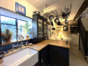 Kitchen- click for photo gallery